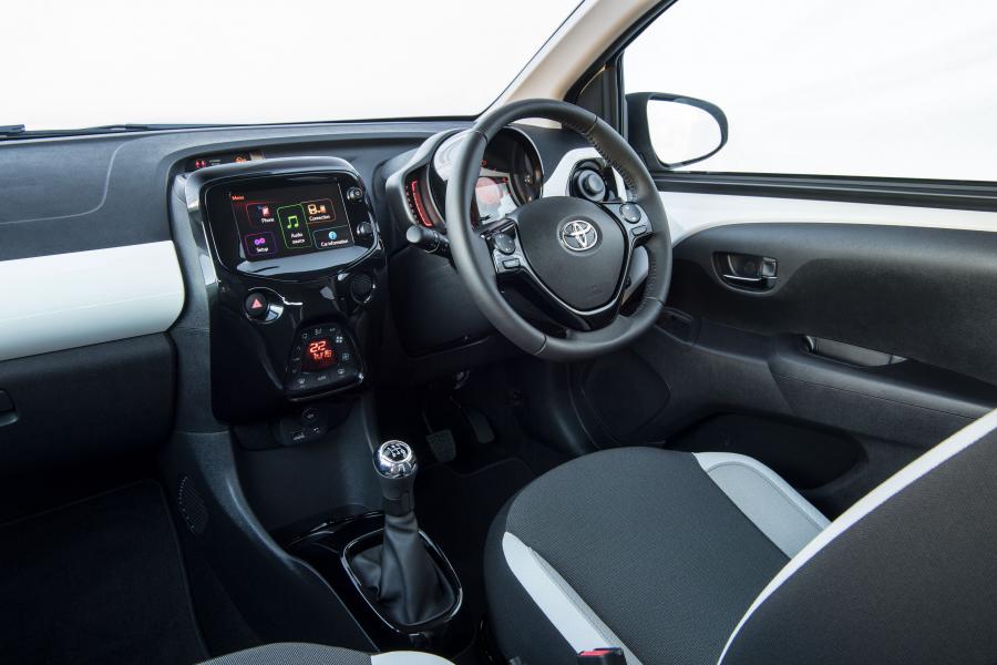 Интерьер Toyota Aygo x-style 5-Door 2017 года  (UK) (фото 2 из 19)